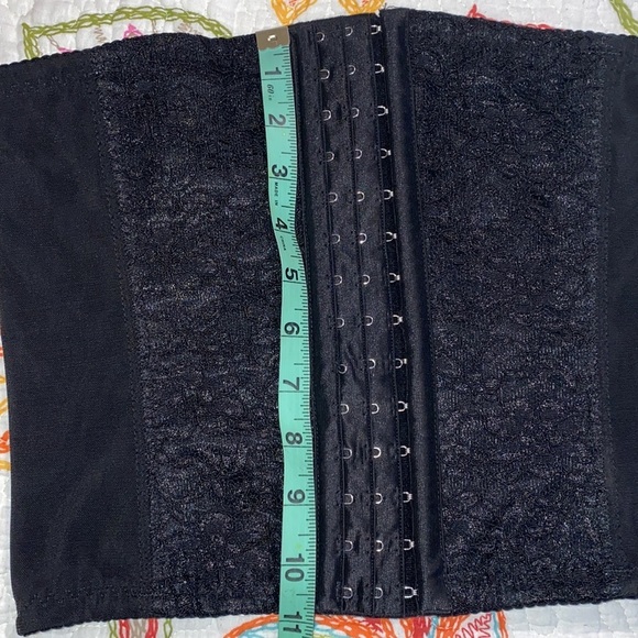 Medium waist trimmer shaper corset black hook and eye lace accents around hooks - Picture 4 of 6